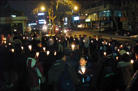 송구영신의 마음으로 촛불을 들고 한자리에 모인 철거민들과 자원봉사자들 